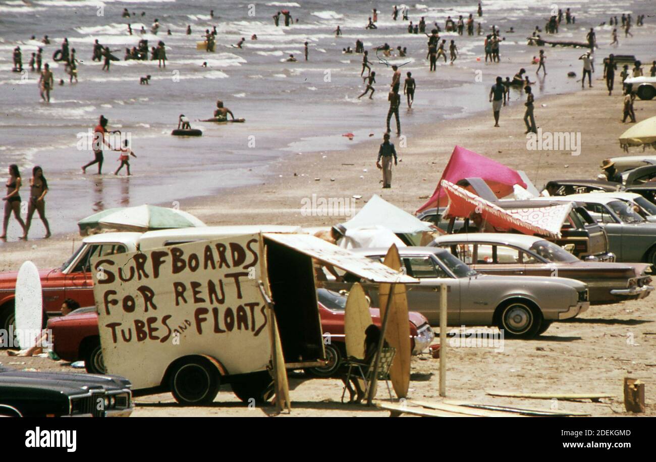 1970er Foto (1973) - Galvestons Weststrand am Golf von Mexiko zieht riesige Menschenmassen an - und bietet den Unternehmern die Chance, einen Dollar zu drehen Stockfoto