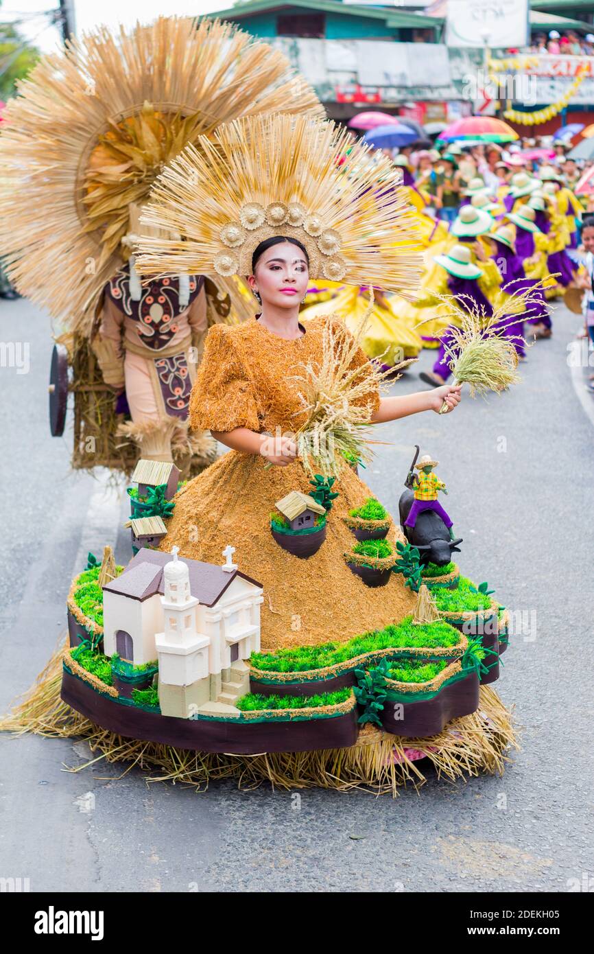 Ein Teilnehmer in einzigartiger Kostümierung während des knienden Carabao Festivals in Bulacan, Philippinen Stockfoto
