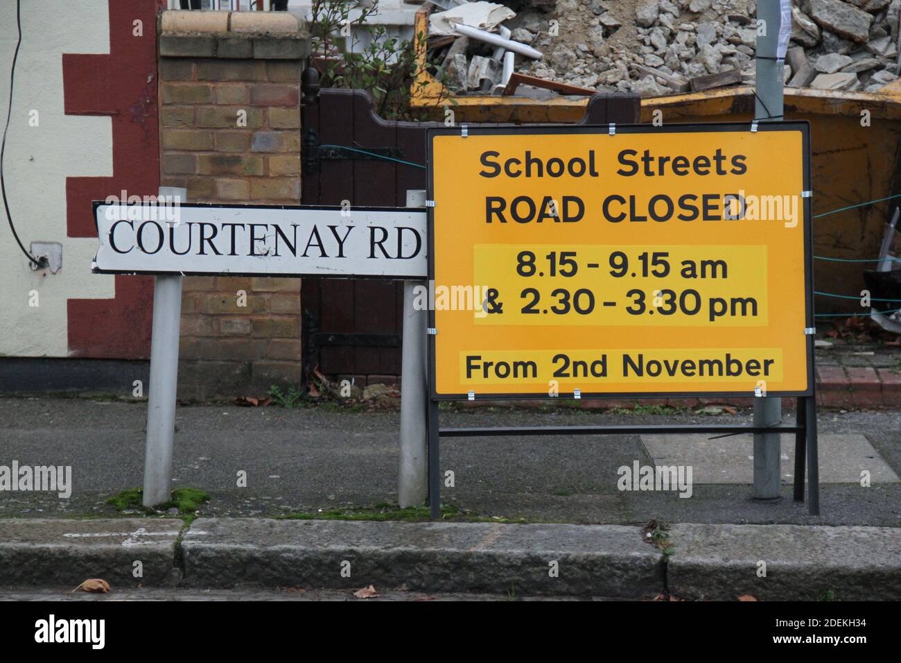 London, Großbritannien. November 2020. Ein Schild, das die Öffentlichkeit daran erinnert, dass Schulstraßen nur für Fußgänger und Radfahrer geöffnet sind. Mehrere Straßen rund um Schulen haben vorübergehend Fußgänger und Radfahrer nur Zonen geworden. Die schulgeführte Initiative soll dazu beitragen, die Verkehrssicherheit und die Luftqualität in den Schulen zu verbessern. Einschränkungen gelten von Montag bis Freitag, nur während der Laufzeit, zwischen 8.30 Uhr und 9.15 Uhr und 15 Uhr und 16 Uhr. Kredit: SOPA Images Limited/Alamy Live Nachrichten Stockfoto