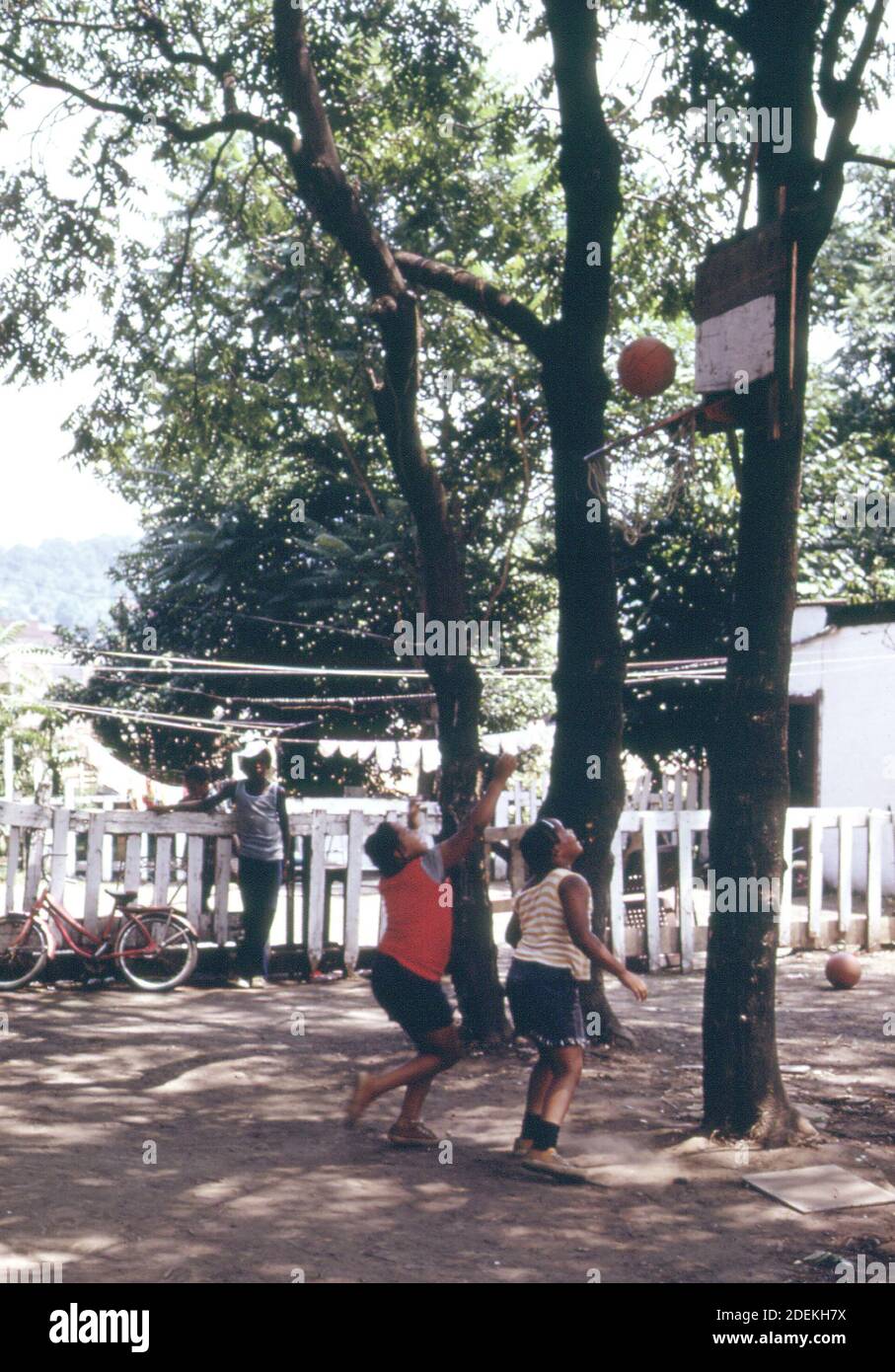 1970er Foto (1973) - Hinterhof Basketball--Dreieck Abschnitt von Charleston West Virginia Stockfoto