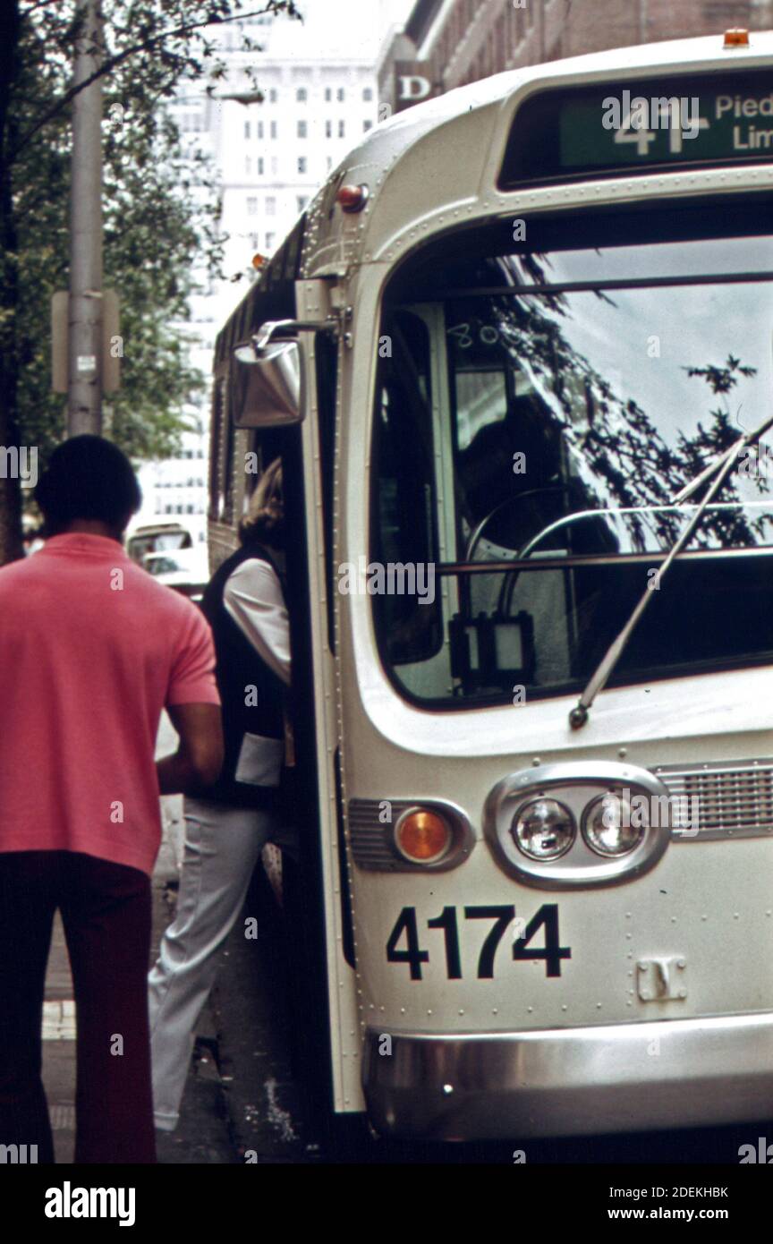 Passagiere steigen in einen Metropolitan Atlanta Rapid Transit Authority (MARTA) Bus in der Innenstadt von Atlanta; Georgia. Im Jahr 1974 beförderte das System 73;727;000 Passagiere; ein Plus von 27 Prozent seit 1970. Ca. 1973-1974 Stockfoto