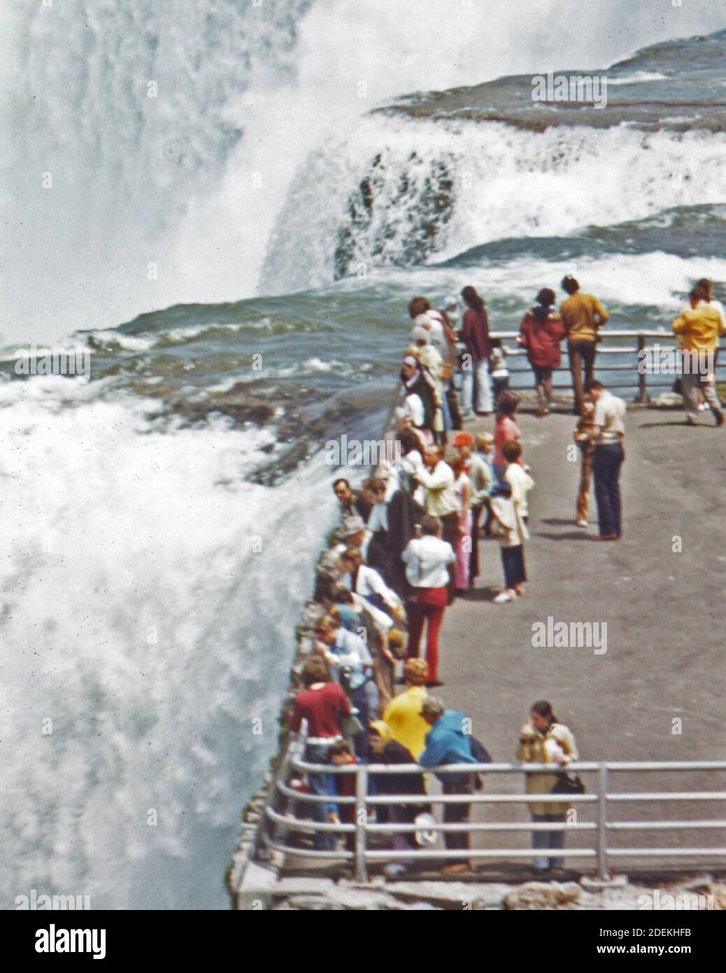 1970er Foto (1973) - vom Aussichtspunkt auf Luna Island; Besucher auf der amerikanischen Seite sehen das spektakuläre Eintauchen des Wassers am Rande der Niagarafälle Stockfoto