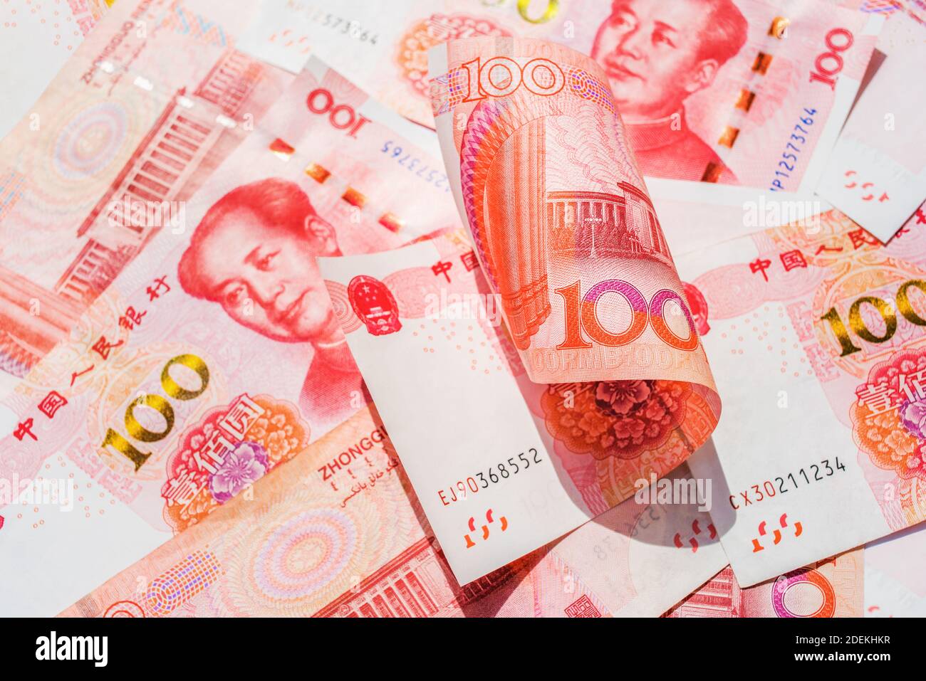 Offizielle Währung von China. Renminbi, Abkürzung RMB. Yuan Grundeinheit des Renminbi. Set von hundert Yuan aus der Nähe. Chinesisches Geld. Stockfoto