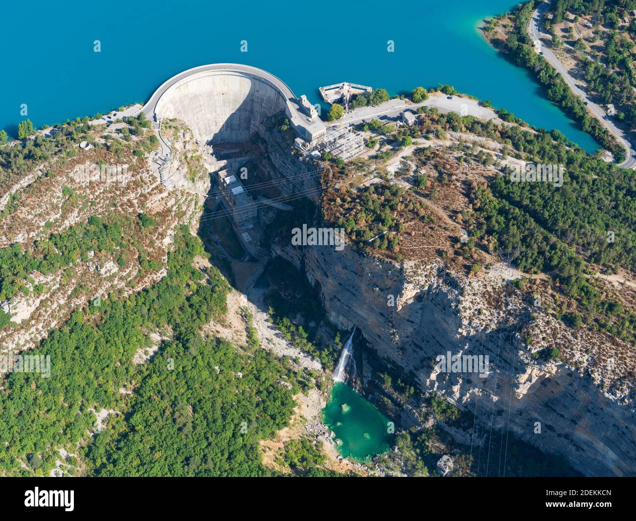 LUFTAUFNAHME. Lake castillon, ein Stausee im Verdon River Valley. Castellane, Alpes de Haute Provence, Frankreich. Stockfoto