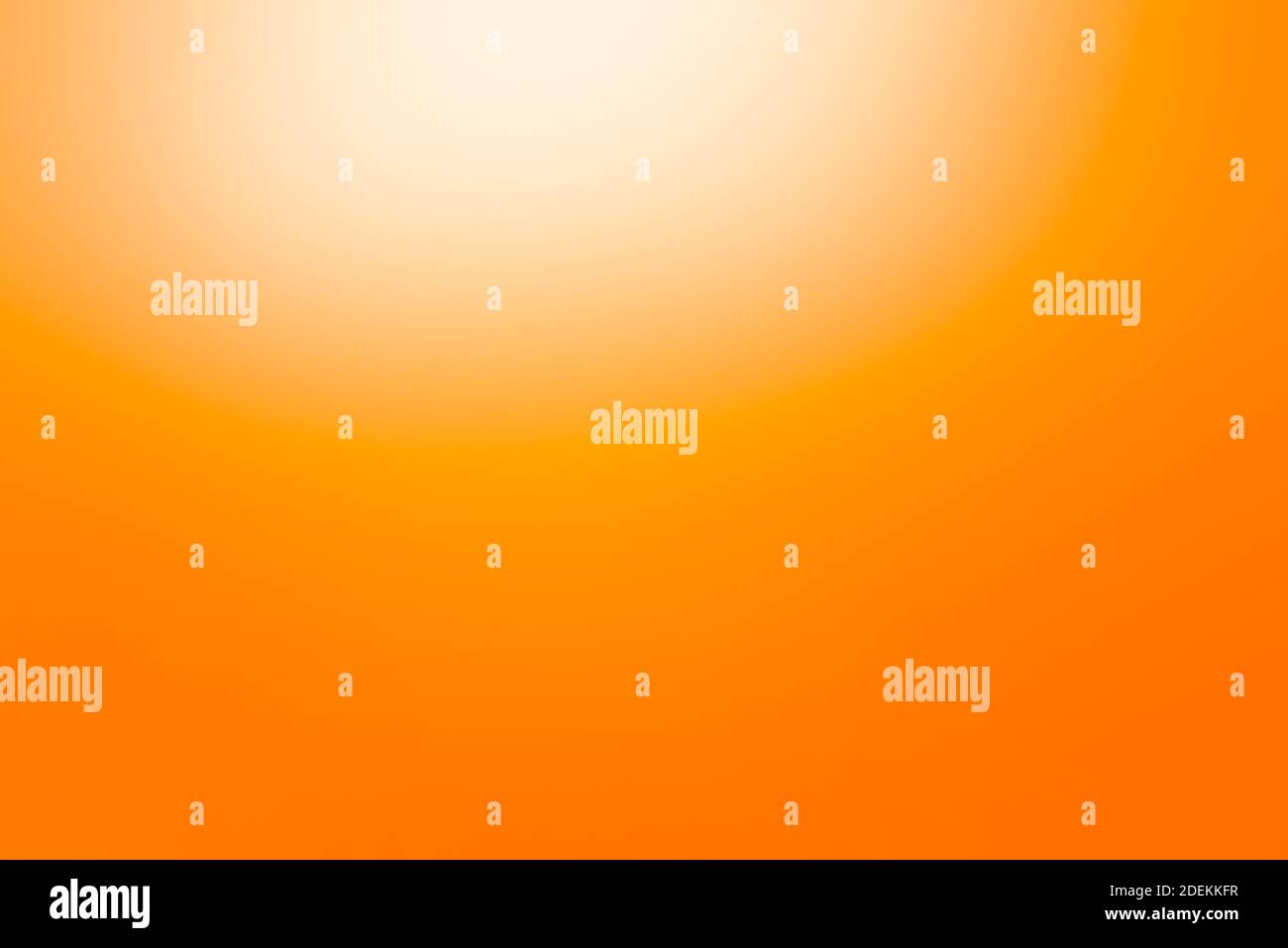 Einfacher, glatter, abstrakter Hintergrund mit orangefarbenem und weißem Farbverlauf Stockfoto