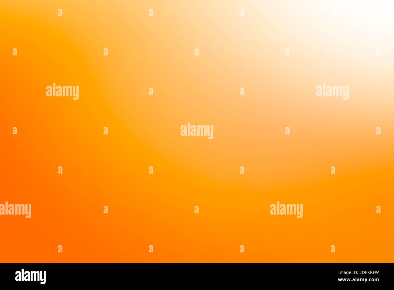 Einfacher, glatter, abstrakter Hintergrund mit orangefarbenem und weißem Farbverlauf Stockfoto