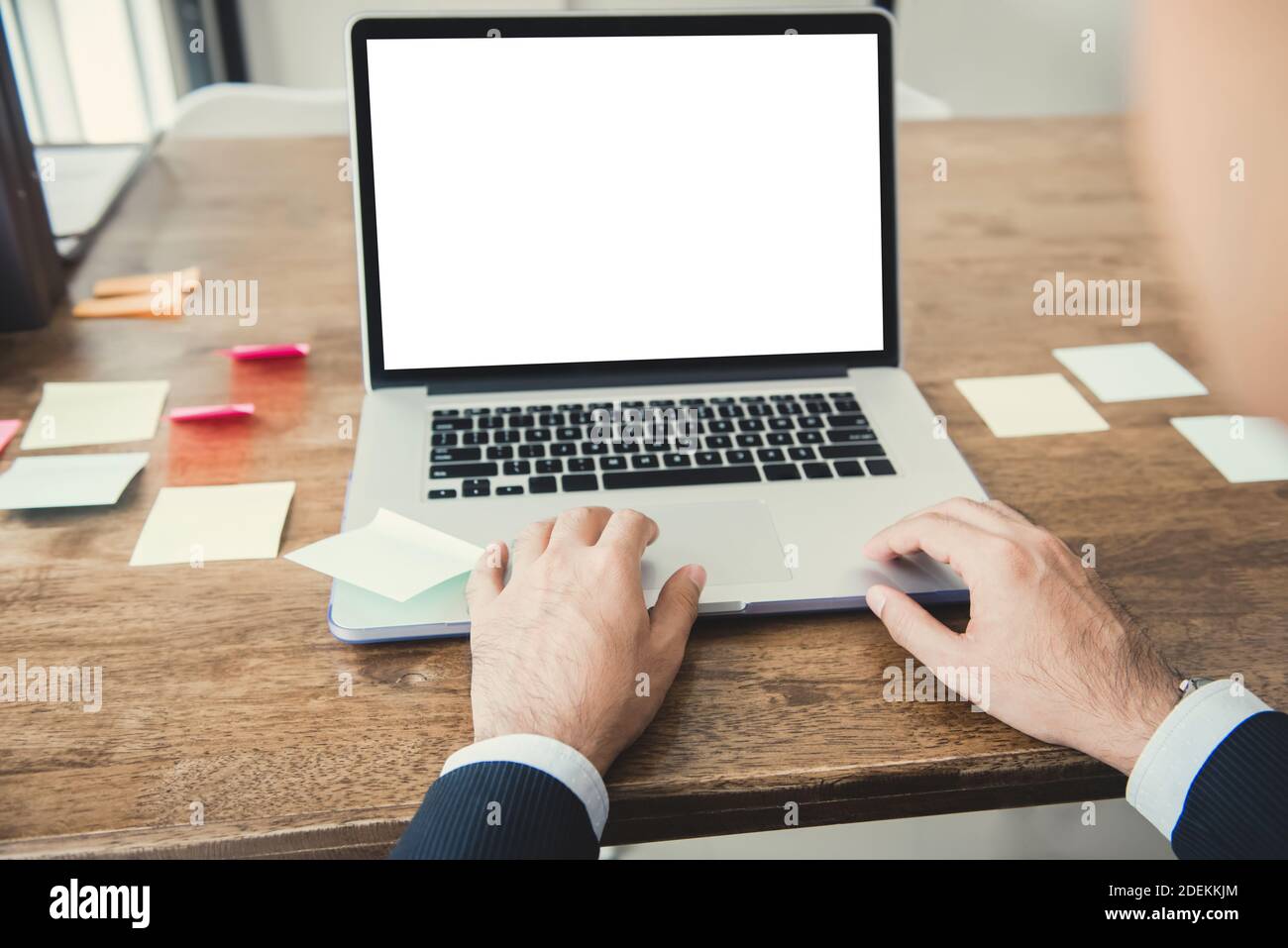 Laptop-Computer mit leerem leeren Bildschirm, der von einem verwendet wird Geschäftsmann an seinem Schreibtisch im Büro Stockfoto