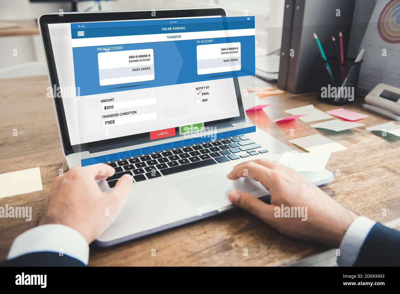 Geschäftsmann Geld mit Internet-Online-E-Banking auf Laptop-Computer übertragen Mit Virtual Screen-Effekt Stockfoto