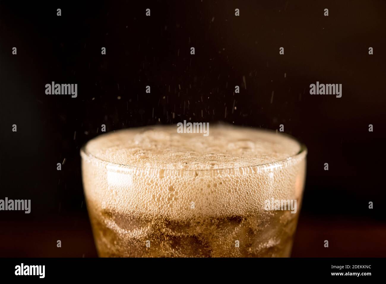 Nahaufnahme von kalten Funkenbildung Cola sodar Softdrink in Das Glas mit Schaumstoffblase auf der Oberseite Stockfoto