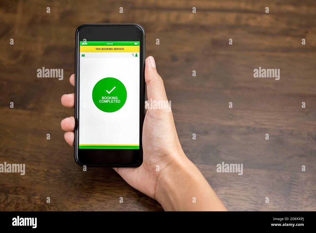 Smartphone mit Handhaltung, das den Text der Buchung auf dem Bildschirm anzeigt Abschluss der Taxireservierung online über die Anwendung Stockfoto