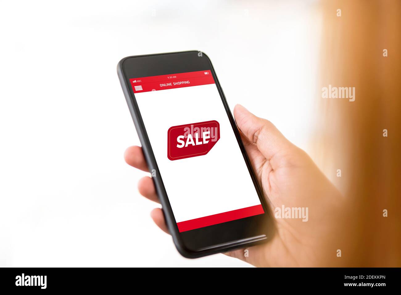 Frau Überprüfung Cyber-Verkauf Online-Shopping Rabatt Förderung in der Anwendung Auf dem Smartphone Stockfoto