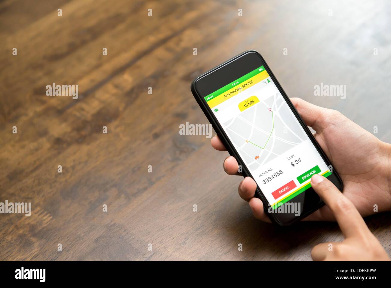 Frau Hand berühren Smartphone-Bildschirm bestätigt Taxi Buchung online über Anwendung, nach Überprüfung Preis und Standort auf der digitalen Karte Stockfoto