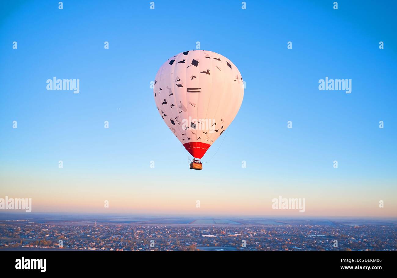 Heißluftballon fliegt über Sonnenblumenfeld in der toskana, italien Stockfoto