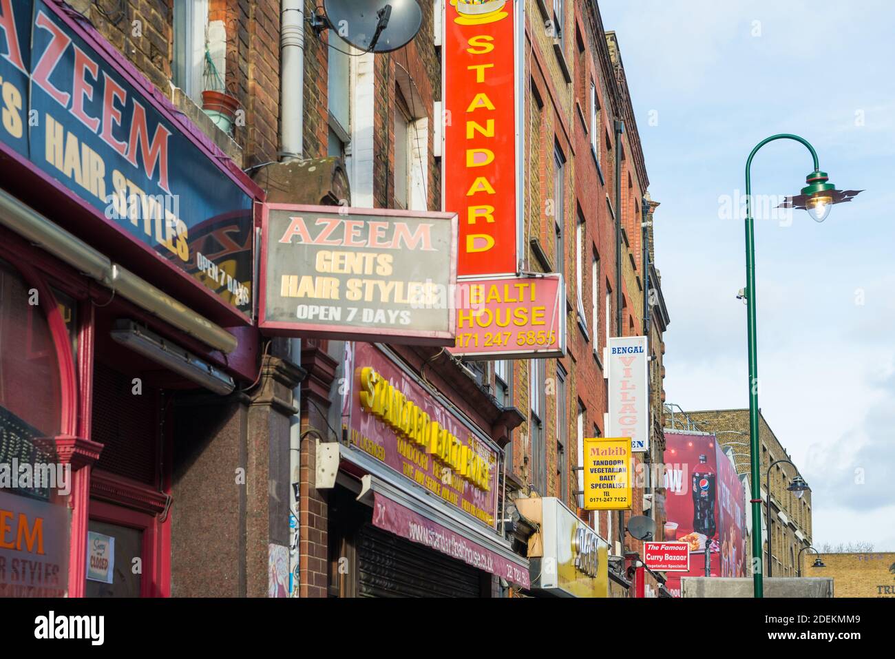 Geschäfte und Restaurants in Brick Lane, Spitalfields, London, England, Großbritannien Stockfoto