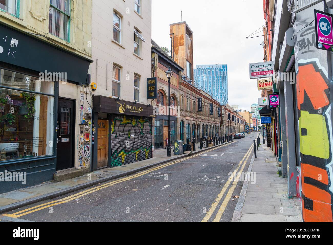 Blick entlang der Fashion Street mit der London School of Fashion in Spitalfields, East London, England, Großbritannien Stockfoto