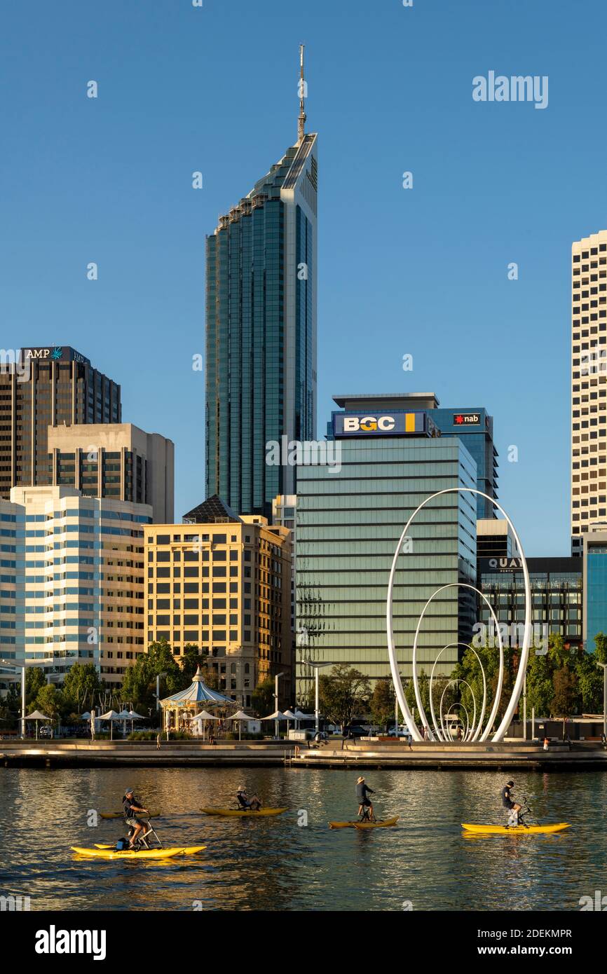 Mit Blick auf Elizabeth Quay, Paddelboarder und die Spanda-Skulptur in Richtung Perth's CBD. Stockfoto