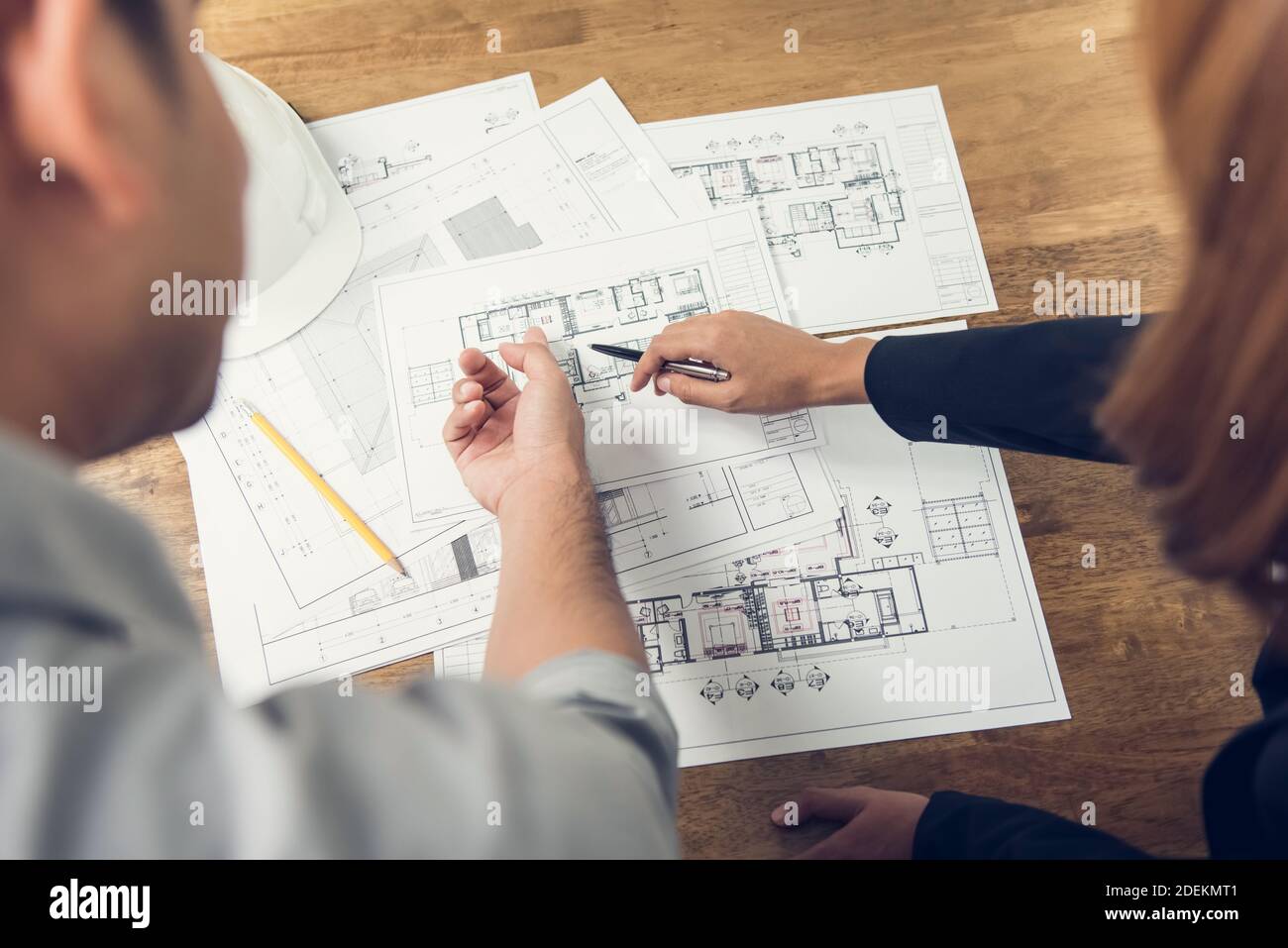 Ingenieur und Architekt diskutieren über Blaupause Layout Design von Elektrizität Plan auf der Baustelle Stockfoto Ingenieur und Architekt diskutieren über Blaupause Layout Design von Elektrizität Plan auf der Baustelle Stockfoto