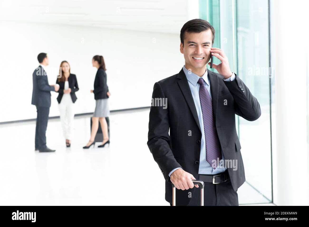 Kaukasischen Geschäftsmann Passagier glücklich arbeiten und im Gespräch auf Handy Verbindung zu Wi-Fi am Flughafenterminal Stockfoto