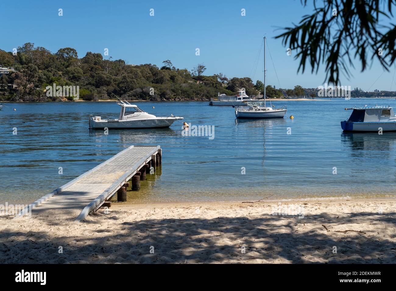 Pier und Vergnügungsboote auf dem Swan River. Stockfoto