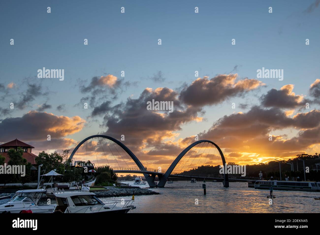 Sportboote in Elizabeth Quay bei Sonnenuntergang. Stockfoto