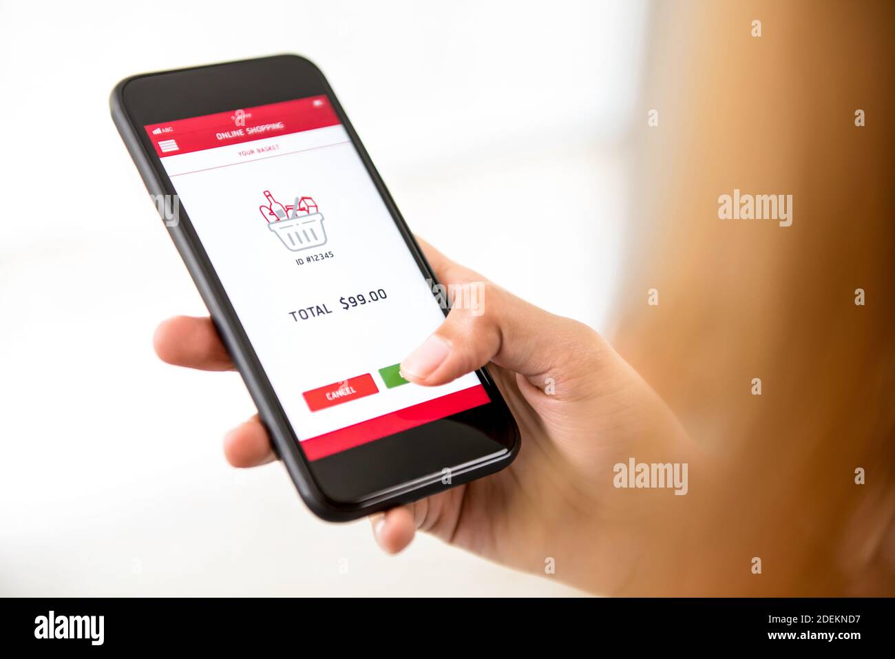 Frau Hand berühren Taste auf Smartphone-Bildschirm, Lebensmittel kaufen und eine Zahlung per Anwendung - Online-Home-Shopping-Konzept Stockfoto
