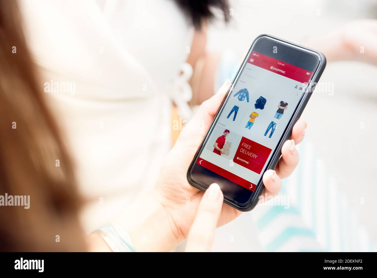 Frau Kunde mit Smartphone einkaufen Kleidung online über Internet mobile Anwendungstechnik Stockfoto