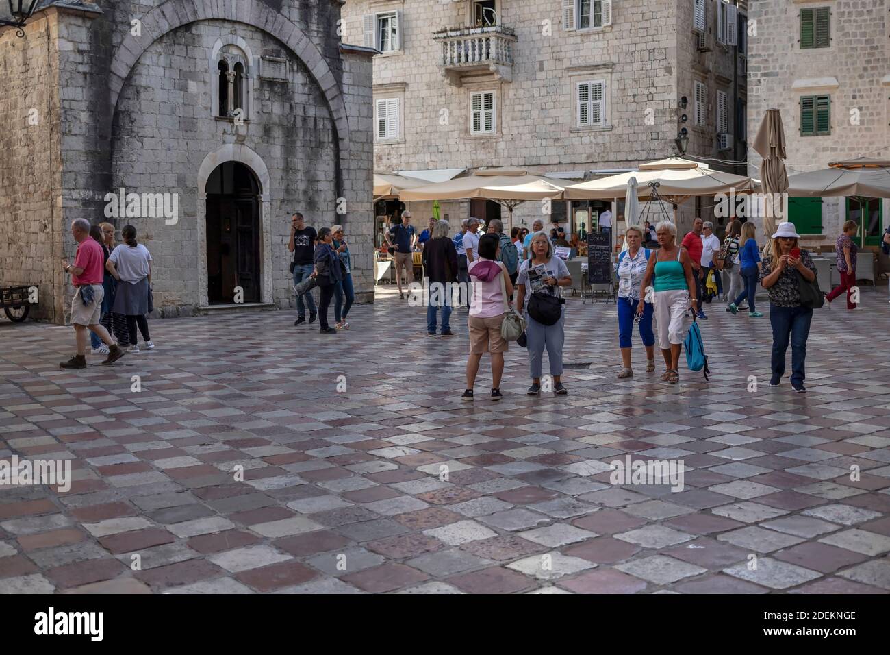 Kotor, Montenegro, 22. Sep 2019: Besucher auf dem St. Lukaplatz vor der gleichnamigen Kirche Stockfoto