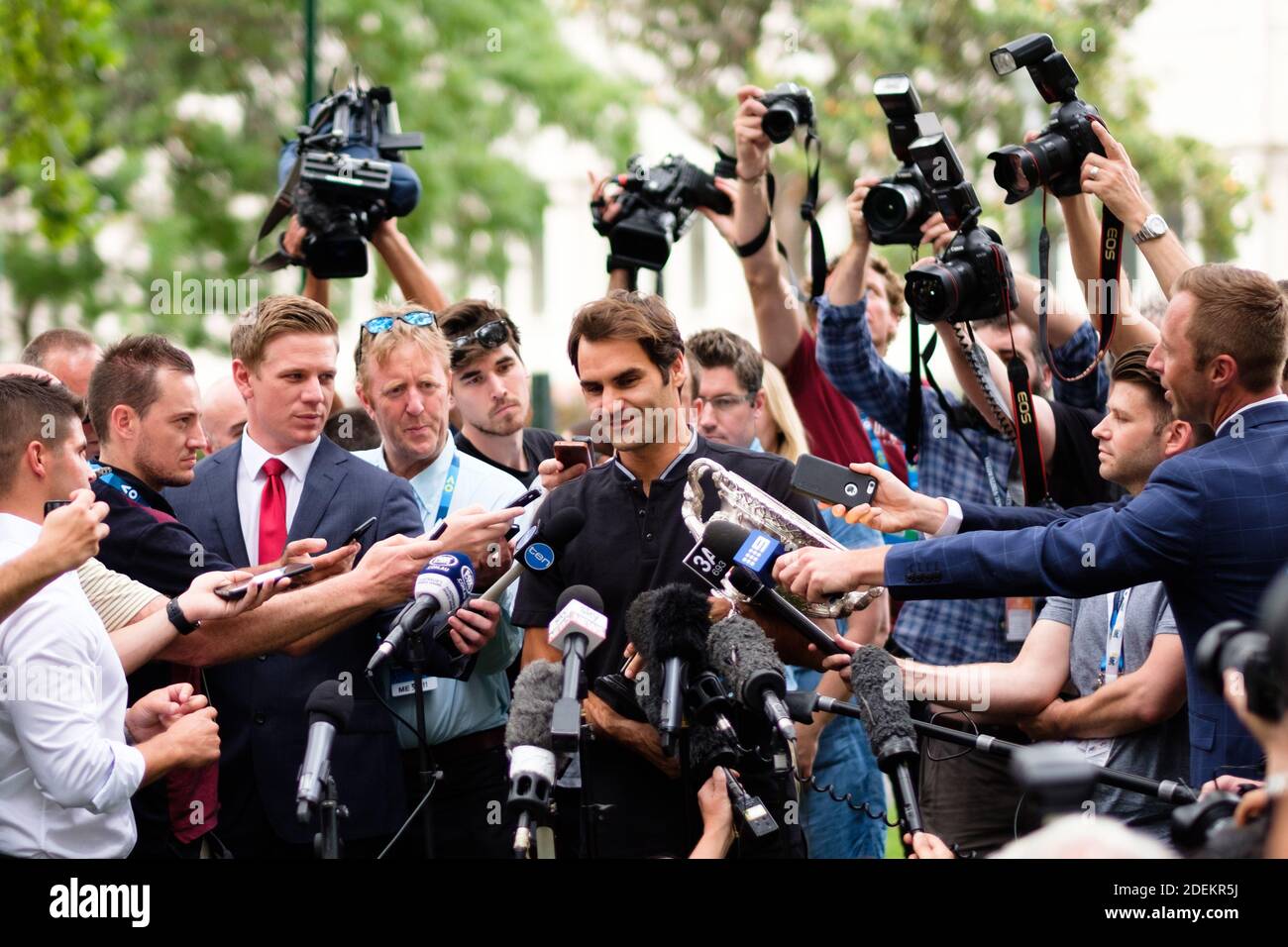 Roger Federer während einer All-in-Medienkonferenz in einem Park nach seinem Sieg bei den Australian Open 2017. Stockfoto