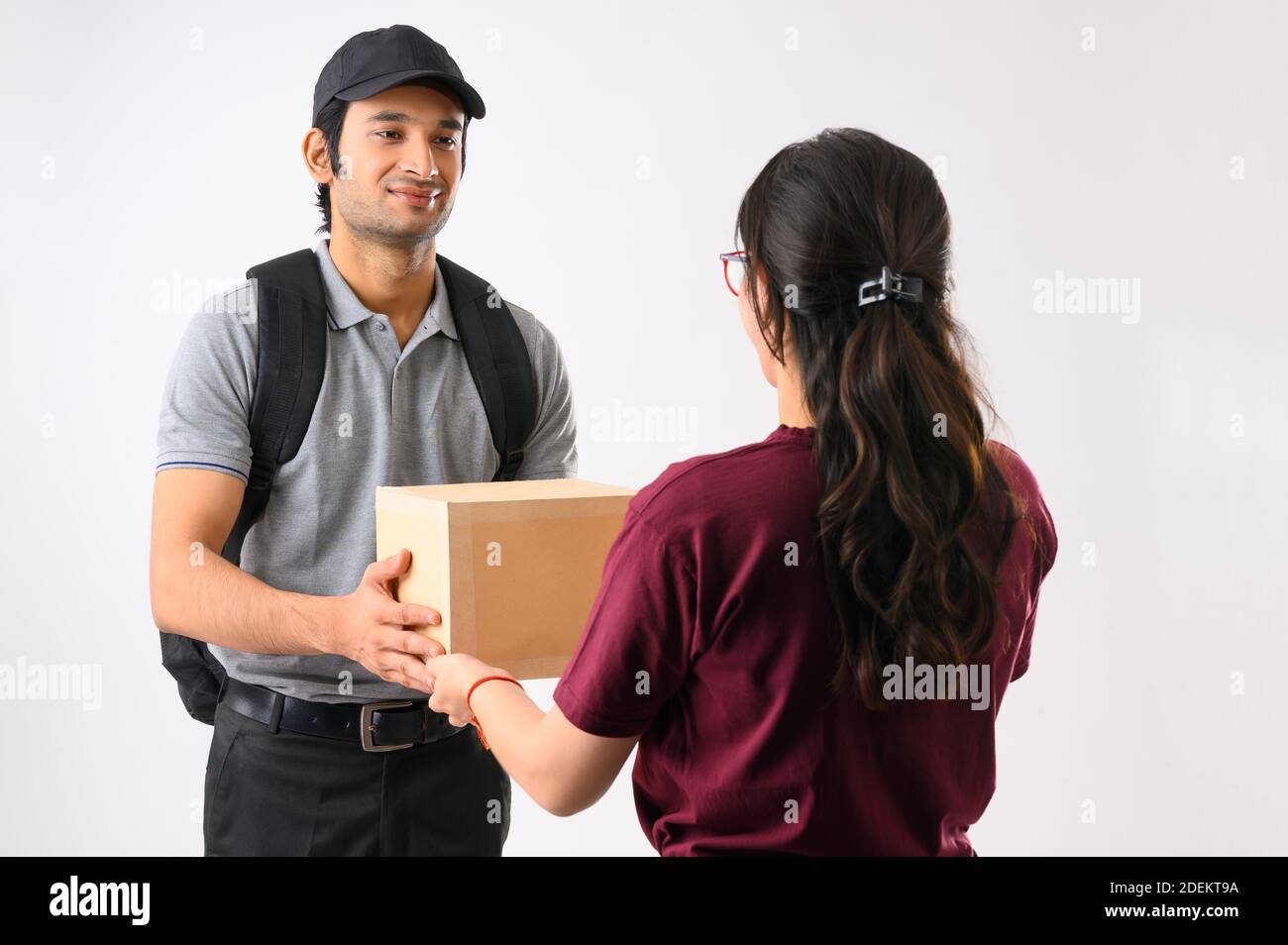 Kurier Junge Lieferung Paket an eine Frau Stockfoto