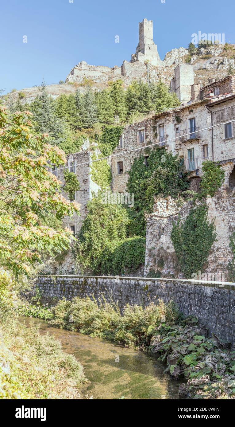 Stadtbild mit klarem Wasser des Givenco Flusses unter historischem Dorf und Piccolomini Turm, in hellem Licht in Pescina, L'Aquila, Abruzzen, Italien aufgenommen Stockfoto