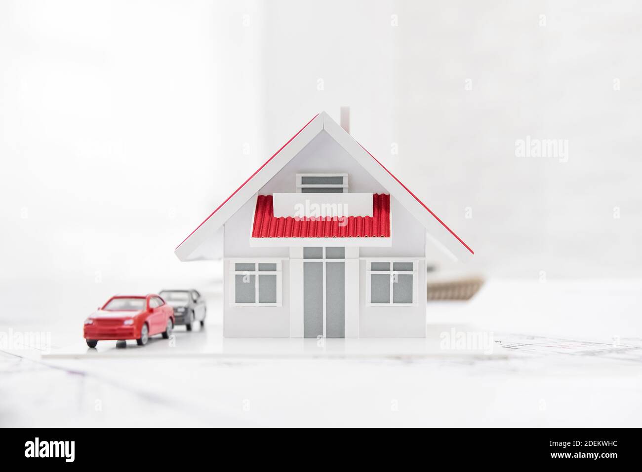 Haus und Auto-Modell mit Grundrisse für eine echte Projekt zur Immobilienentwicklung auf dem Tisch Stockfoto