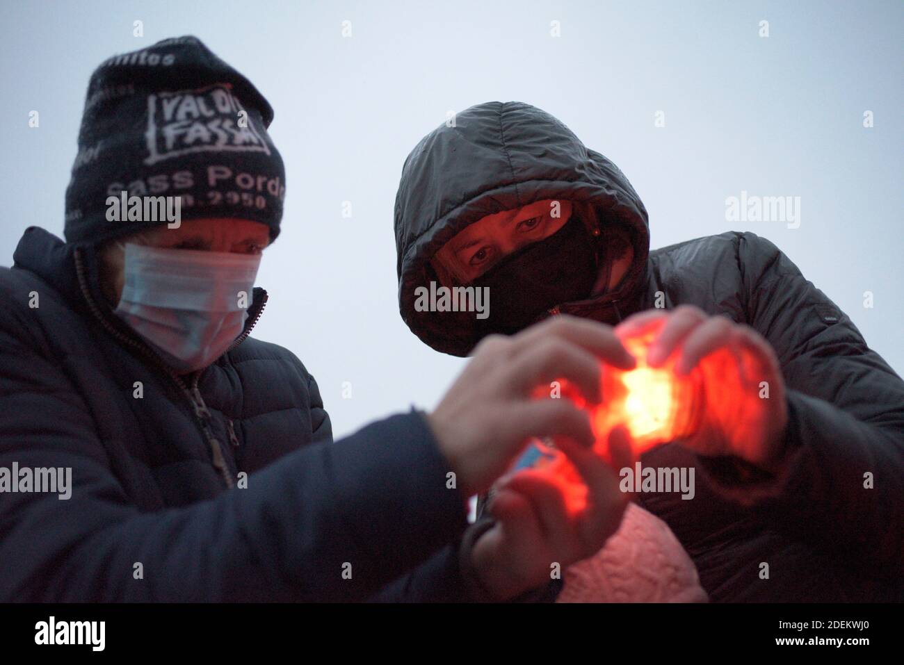 Non Exclusive: LVIV, UKRAINE - 28. NOVEMBER 2020 - Menschen beginnen eine Mahnwache Laterne während einer Gedenkveranstaltung für die Opfer der Hungersnot 1932-1933, Stockfoto