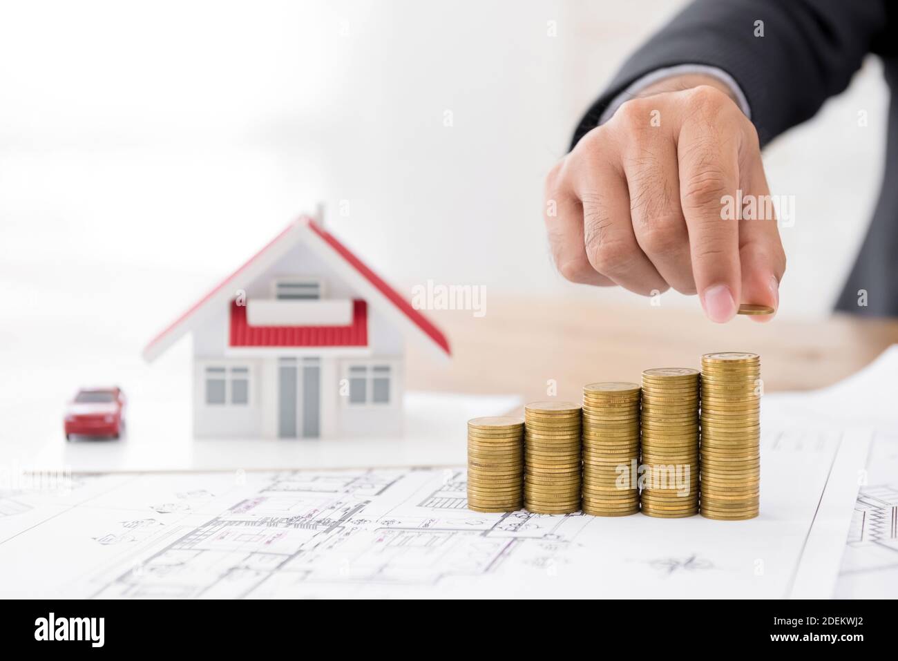 Immobilieninvestor projiziert Gewinnwachstum einer Wohnungsentwicklung Planen Sie mit Goldmünze Geld Stockfoto