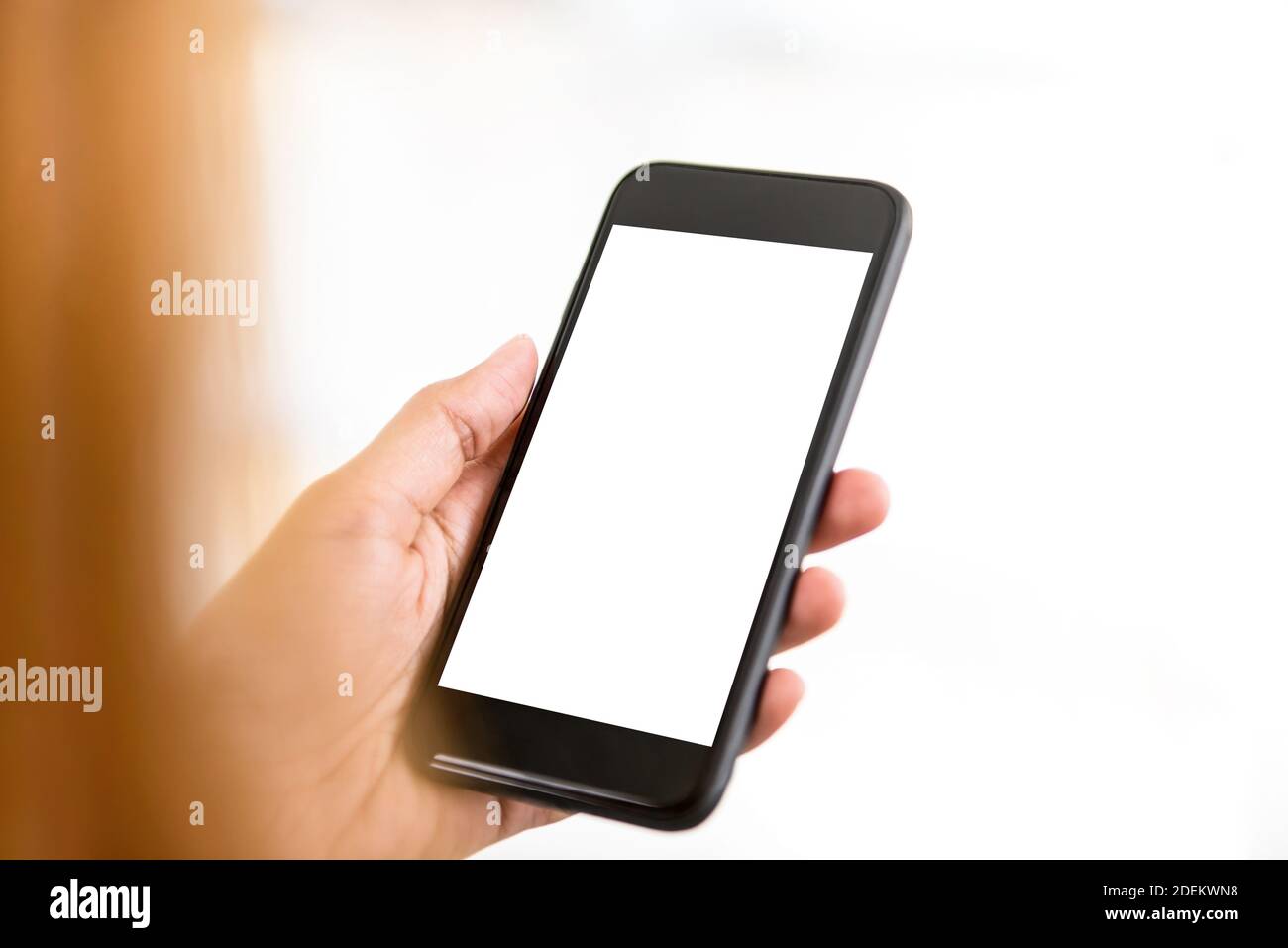 Frau hält, leerer weißer Bildschirm, Smartphone in der Hand - Menschen und Technologiekonzepte Stockfoto