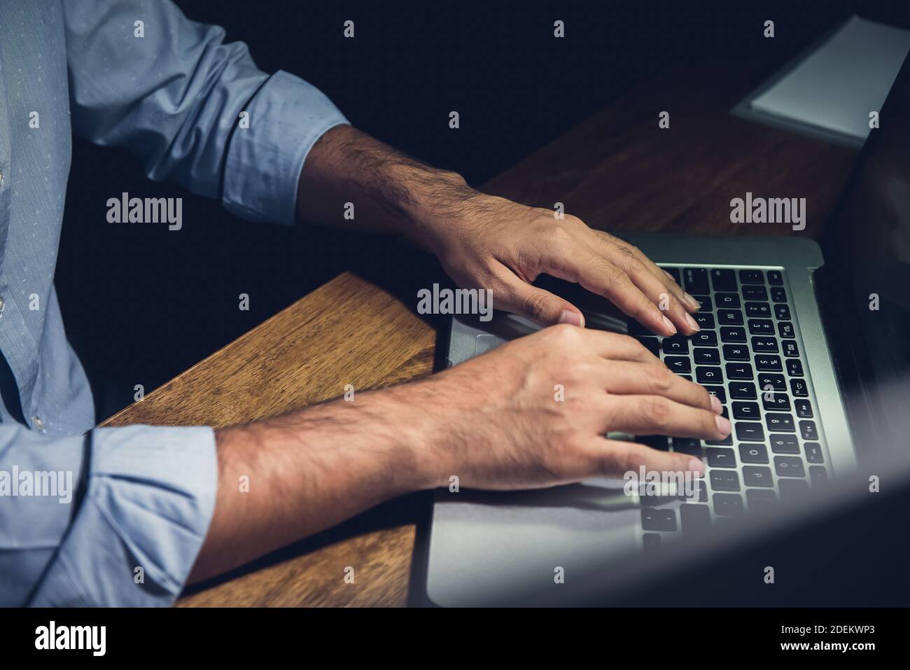 Geschäftsmann bleibt Überstunden spät in der Nacht im Büro konzentrieren Über die Arbeit mit Laptop-Computer an seinem Schreibtisch Stockfoto