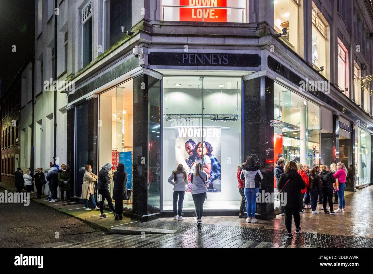 Cork, Irland. Dezember 2020. Nicht unbedingt erforderliche Geschäfte werden heute Morgen im ganzen Land geöffnet, nachdem sie wegen der COVID-19-Beschränkungen der Stufe 5 für sechs Wochen geschlossen waren. An diesem Morgen bildete sich eine kleine Schlange vor Penneys in der Patrick Street, die für eine Eröffnung um 7 Uhr morgens bereit war. Quelle: AG News/Alamy Live News Stockfoto