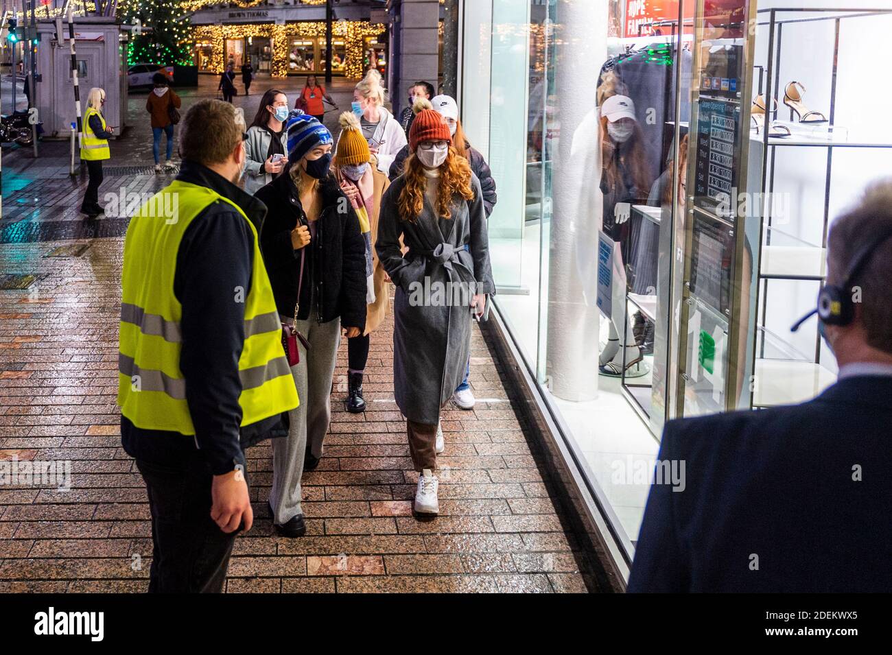 Cork, Irland. Dezember 2020. Nicht unbedingt erforderliche Geschäfte werden heute Morgen im ganzen Land geöffnet, nachdem sie wegen der COVID-19-Beschränkungen der Stufe 5 für sechs Wochen geschlossen waren. Vor Penney's in der Patrick Street bildete sich heute Morgen eine kleine Schlange, die für eine Eröffnung um 7 Uhr bereit war. Der Laden öffnete kurz vor 7 Uhr morgens. Quelle: AG News/Alamy Live News Stockfoto