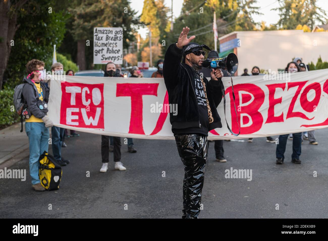 Bellevue, USA. November 2020. Mid-day Chris Smalls Speaking at the Cyber Monday March on Peak Season Protest. Die vom Kongress der wesentlichen Arbeiter organisierten Protestierenden marschieren auf das Herrenhaus von Jeff Bezos im wohlhabenden Viertel Medina in Bellevue. Der Gründer von TCOEW Chris Smalls, der die Gruppe leitet, ist ein ehemaliger Amazon Worker, der zum Aktivisten wurde.Er kämpft für bessere Arbeitsbedingungen in Amazon-Lagerhäusern auf der ganzen Welt. Quelle: James Anderson/Alamy Live News Stockfoto