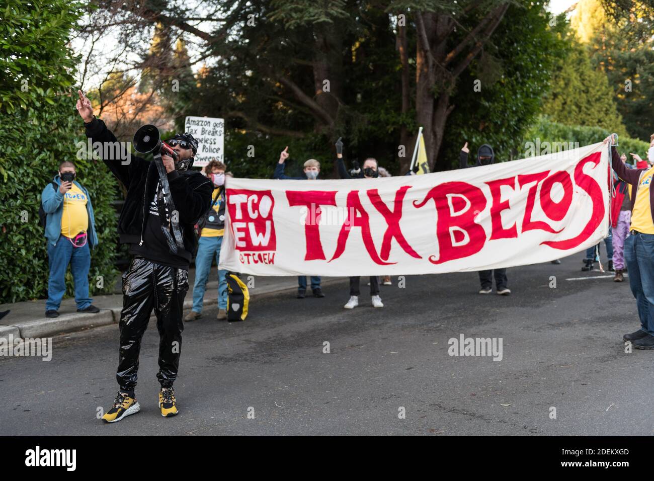 Bellevue, USA. November 2020. Mittagsproteste bei der Cyber Monday March on Peak Season Protest. Die vom Kongress der wesentlichen Arbeiter organisierten Protestierenden marschieren auf das Herrenhaus von Jeff Bezos im wohlhabenden Viertel Medina in Bellevue. Der Gründer von TCOEW Chris Smalls, der die Gruppe leitet, ist ein ehemaliger Amazon Worker, der zum Aktivisten wurde.Er kämpft für bessere Arbeitsbedingungen in Amazon-Lagerhäusern auf der ganzen Welt. Quelle: James Anderson/Alamy Live News Stockfoto