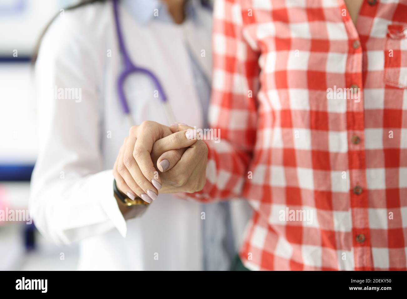 Arzt unterstützt den Patienten von Hand und hilft, zu gehen Klinik Stockfoto