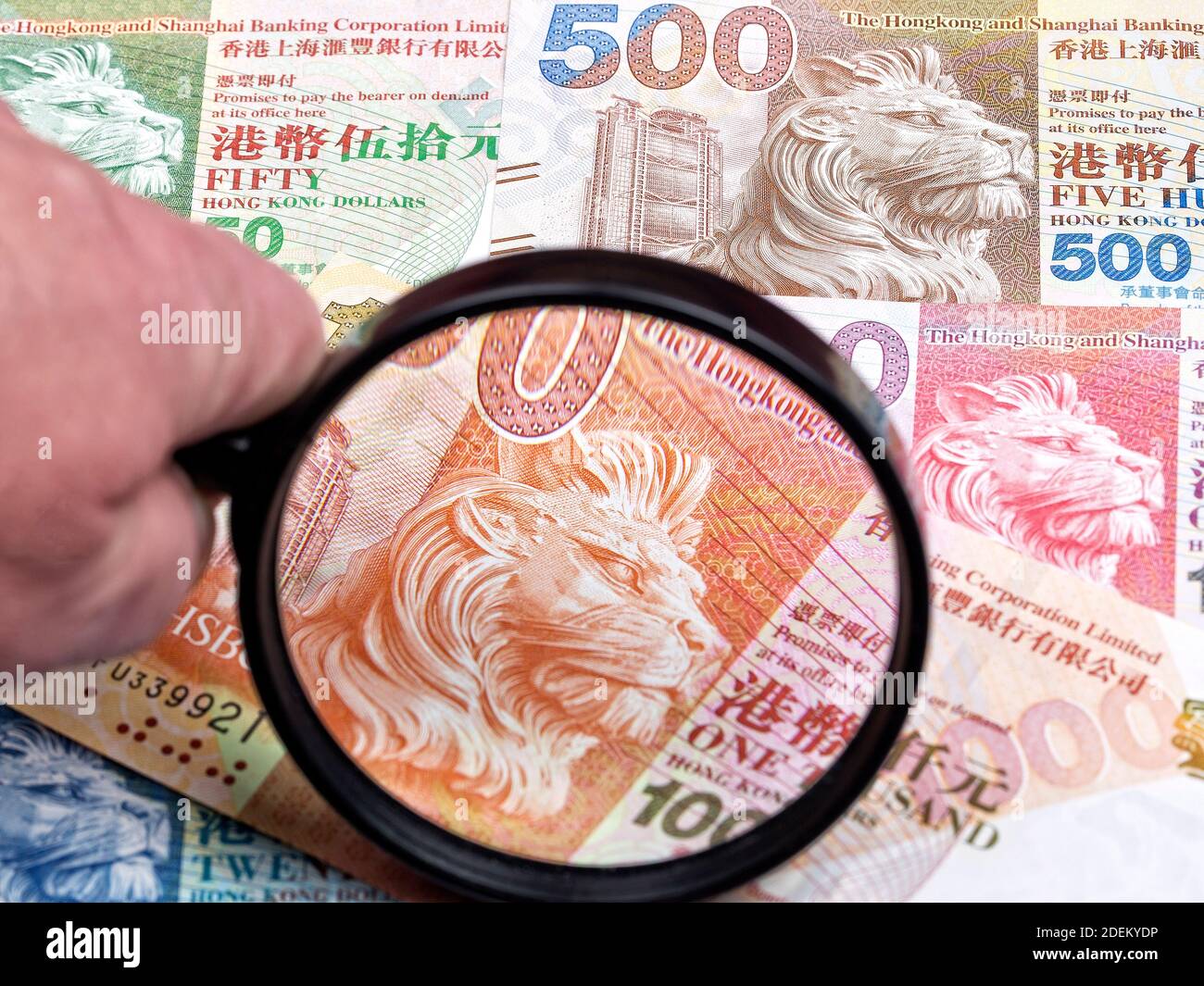 Hongkong Geld in einer Lupe Stockfoto