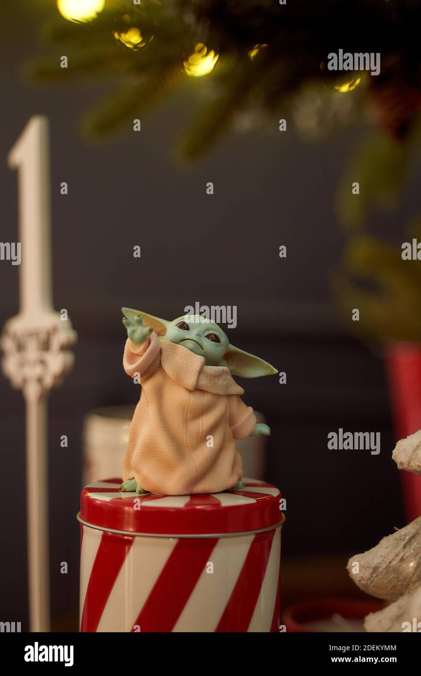 November 2020: Ausstellung von Baby Yoda, einer Action-Figur, die zur Hand  steht. Weihnachten Hintergrund Bokeh Effekt. Makroeffekt Foto  Stockfotografie - Alamy