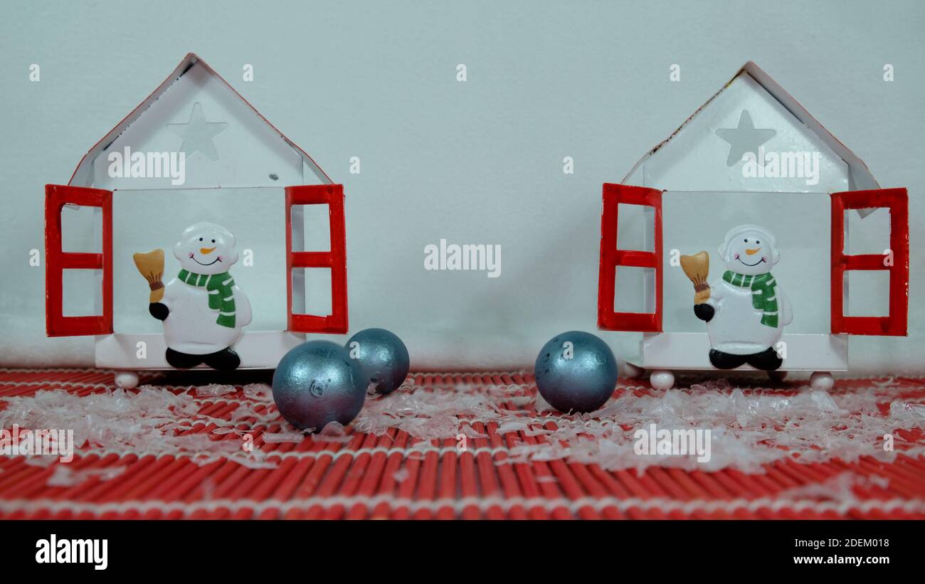 Weihnachtshintergrund mit dekorativen Ornamenten Stockfoto