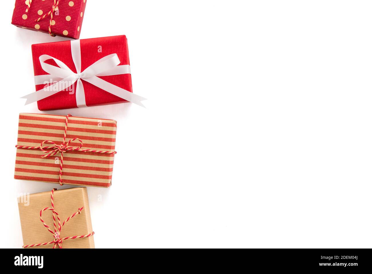 Set von Weihnachten und Neujahr Geschenk-Boxen auf weißem Hintergrund, kreative Idee Bordüre Design mit Kopierplatz auf der rechten Seite Stockfoto