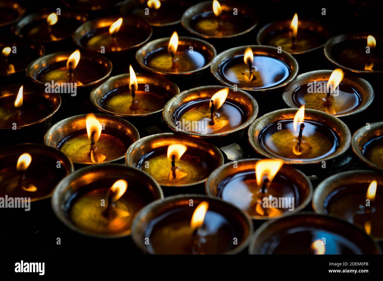 Butterlampen mit brennenden Flammen in einem kleinen Raum für Opfergaben in der großen Stupa in der Vorstadt Boudha Kat . KATHMANDU DISTRIKT, NEPAL am 11 2014. Juni Stockfoto