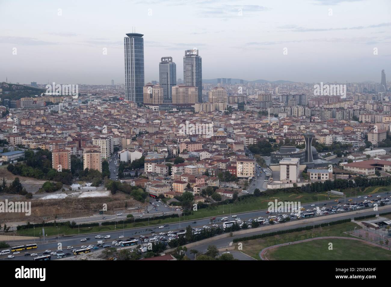 Ein Überblick über das Viertel Kad?köy.der urbane Wandel, der im Jahr 2010 im Stadtteil Fikirtepe im Stadtteil Kad?köy begann, wurde von den Bauunternehmern nicht abgeschlossen.Hunderte von Gastgebern haben sich beim Ministerium für Stadt und Umwelt um die Kündigung ihrer Verträge beworben. Am 24. November kündigte das Ministerium an, dass die städtischen Transformationsprojekte in der Nachbarschaft mit den Staatshaushalten abgeschlossen sein werden. Stockfoto