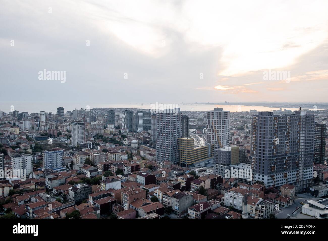 Ein Überblick über das Viertel Kad?köy.der urbane Wandel, der im Jahr 2010 im Stadtteil Fikirtepe im Stadtteil Kad?köy begann, wurde von den Bauunternehmern nicht abgeschlossen.Hunderte von Gastgebern haben sich beim Ministerium für Stadt und Umwelt um die Kündigung ihrer Verträge beworben. Am 24. November kündigte das Ministerium an, dass die städtischen Transformationsprojekte in der Nachbarschaft mit den Staatshaushalten abgeschlossen sein werden. Stockfoto