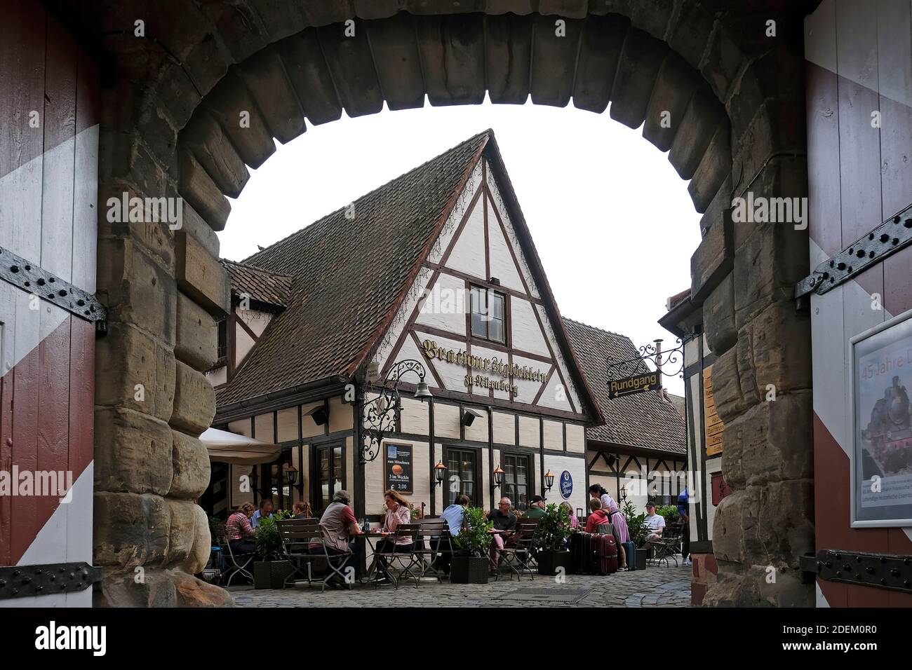 Kaiserburg ist eines der Wahrzeichen der Stadt Nürnberg. Das Schloss dominiert die Stadt vom Hügel und seinem Profil, mit Türmen und Mauern. Stockfoto