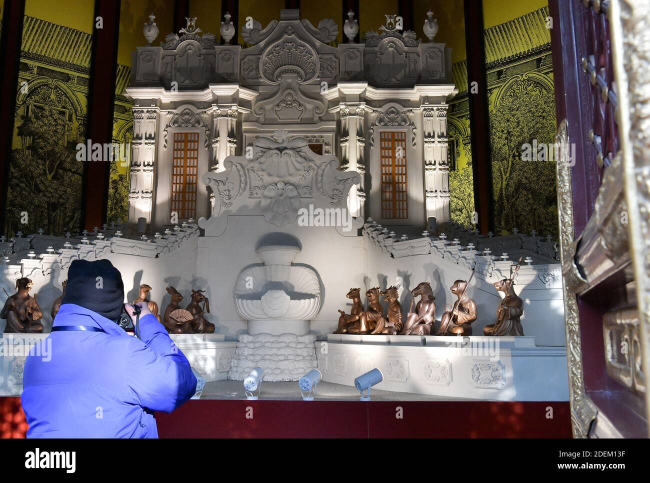 Peking, China. Dezember 2020. Ein Besucher fotografiert eine Replik der Brunnenuhr, zu der ursprünglich die 12 Tierkreis-Tierkopfstatuen gehörten, die aus Yuanmingyuan geplündert wurden, in einer Ausstellung, die sich mit der Rückkehr eines geplünderten Bronzegußkopfes in Peking, der Hauptstadt Chinas, am 1. Dezember 2020 thematisierte. Eine Bronzeskulptur mit Pferdekopf, ein Schatz von Chinas altem Sommerpalast, der nach der Plünderung durch die anglo-französischen Alliierten vor 160 Jahren verschollen war, kehrte am Dienstag in sein ursprüngliches Palasthaus zurück. Quelle: Xinhua/Alamy Live News Stockfoto