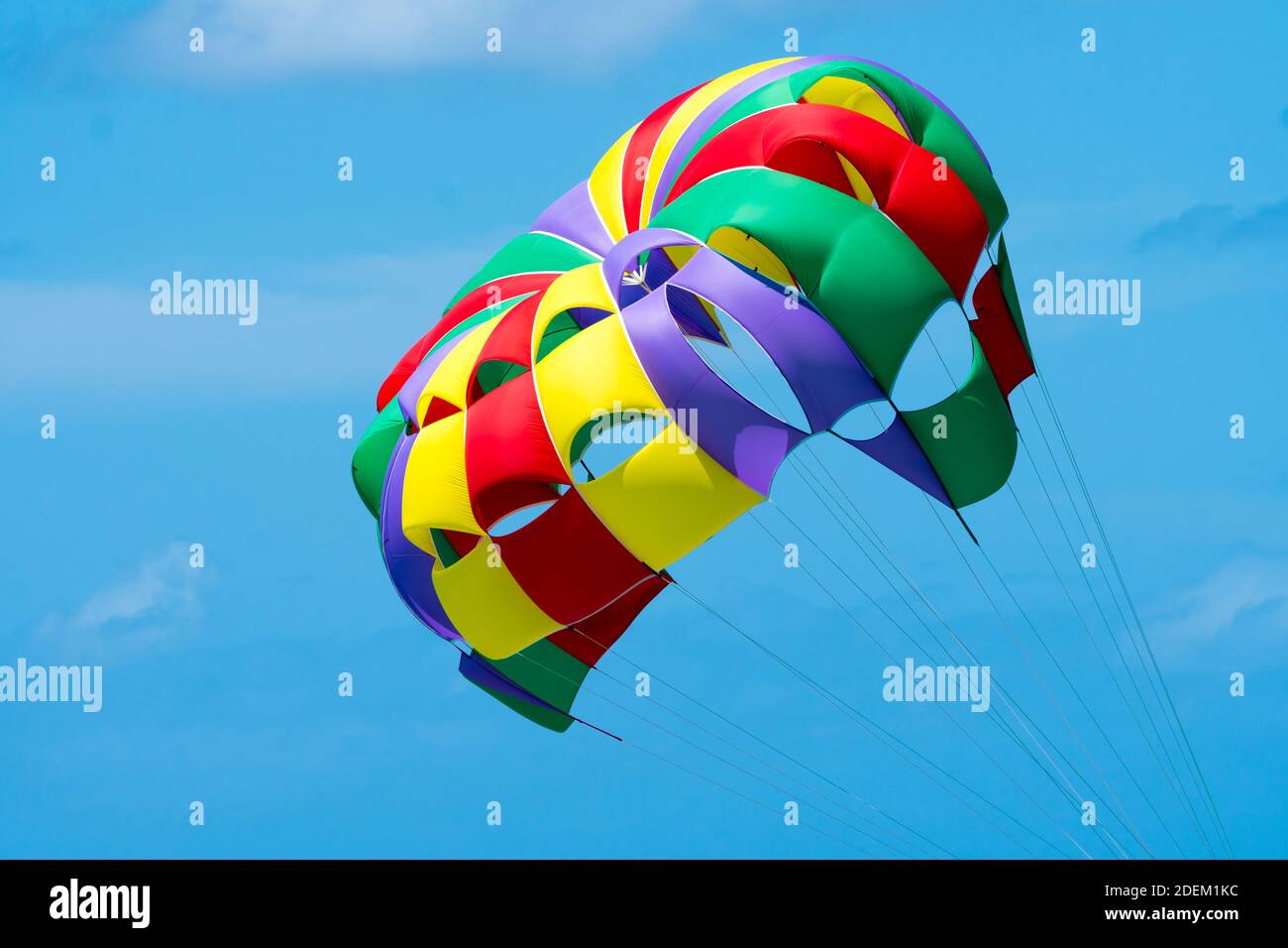 Fallschirm offen und bunt gegen einen blauen Himmel Konzept Freiheit, Lifestyle, Sport, aktiv, Sommerspaß, Inselleben Stockfoto